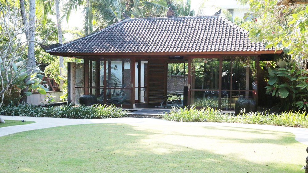 Dea Villas - Gym and lawn